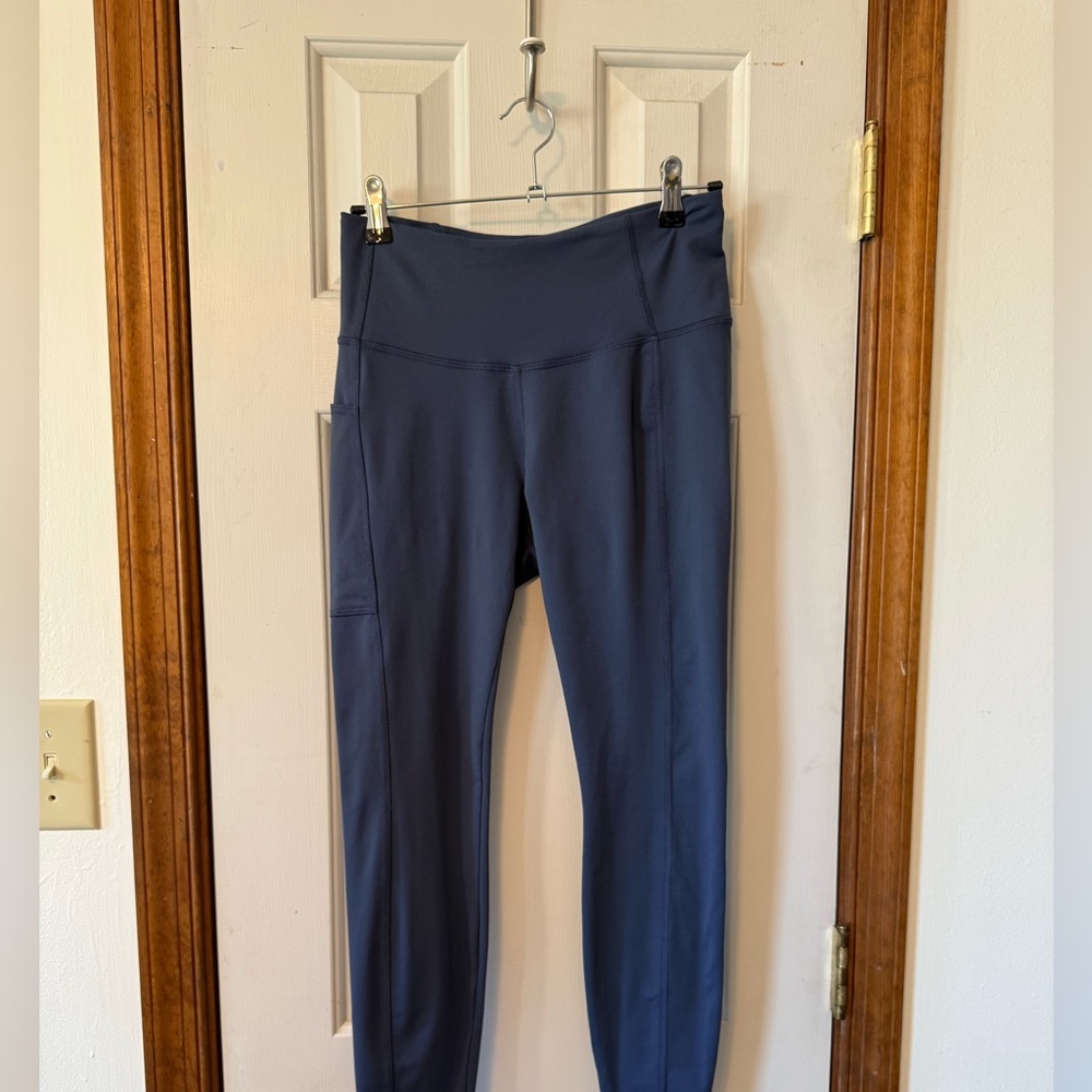 Columbia Navy workout leggings with pockets. Inseam 24 in.